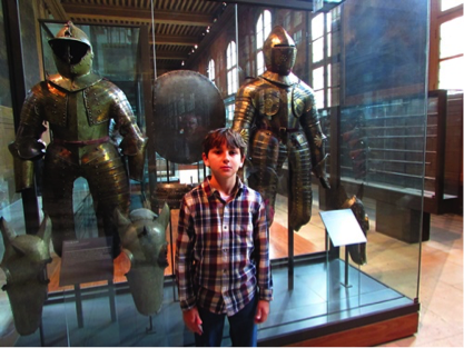 Museus com crianças 2 -meninos no les invalides a